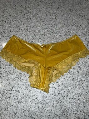 VS Very Sexy 2018 strappy velvet yellow cheeky